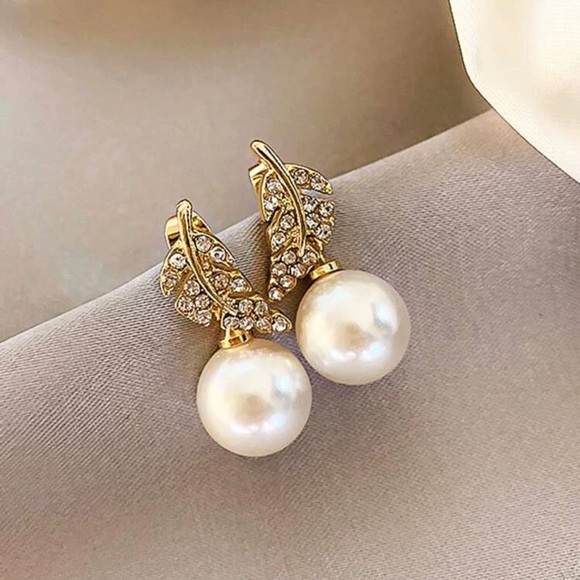 Rhinestone Leaf & Pearl Drop Earrings - Picture 4 of 4